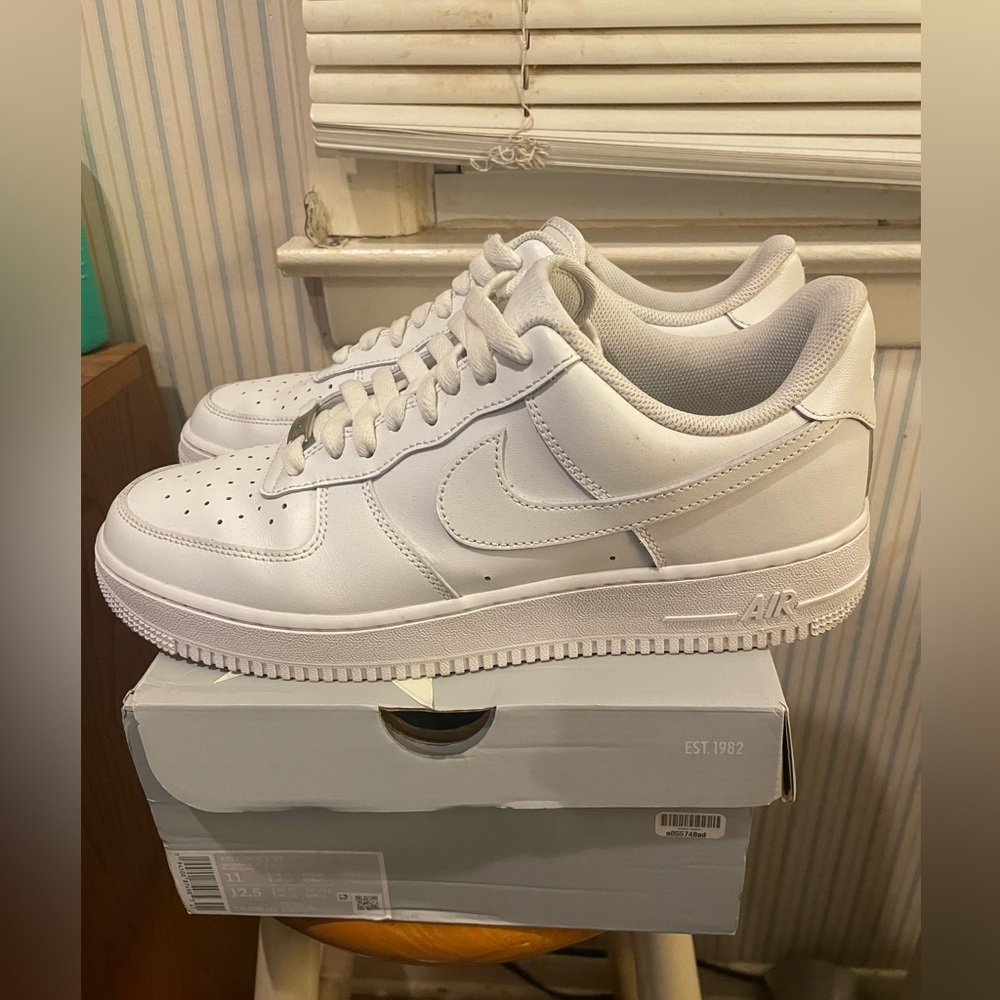 Nike Air Force One Low White Size 11 - Picture 2 of 5